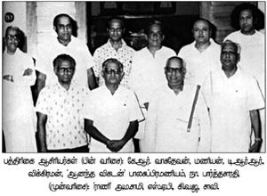 Na parthasarathy with journalists.jpg