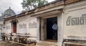 Nannilam maduvanesvarar temple3.jpg