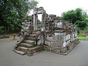 Gunung Wukir Canggal Perwara Temple.jpg