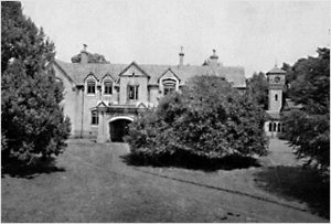 Ooty, Front of Stonehouse, 1905.gif