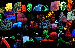படிமம்:Fluorescent minerals hg.jpg