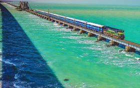 படிமம்:Pamban Bridge Train Passing.jpg