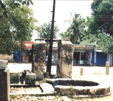 படிமம்:Thula and Well.JPG